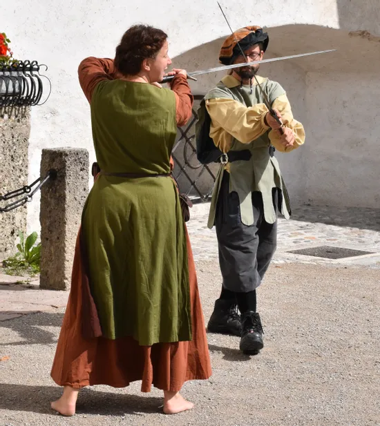Zwei Fechter im Burghof